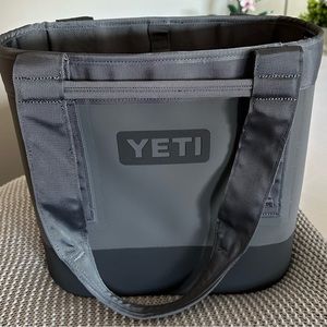 YETI 20 CARRYALL TOTE BAG - gently used